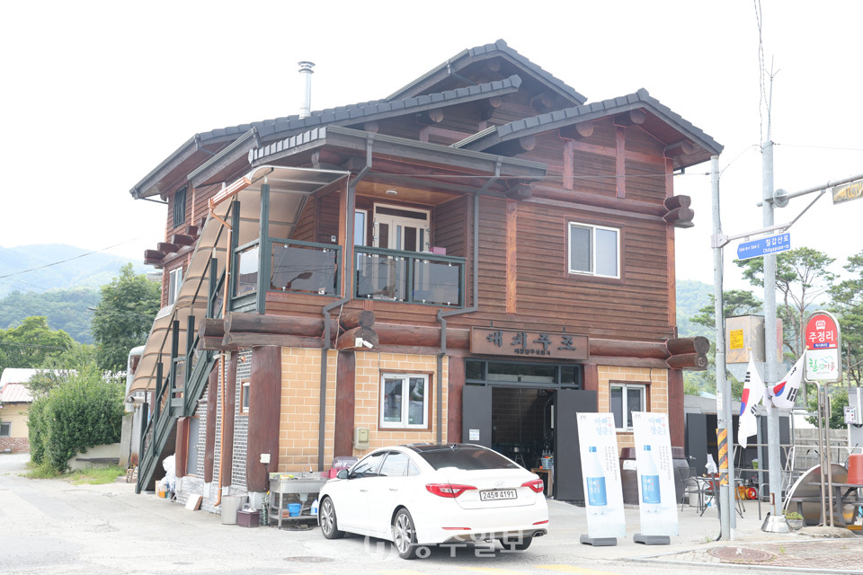 대치주조양조장 전경. 사진 왼쪽 뒤로 옛 장조장 건물이 보인다.