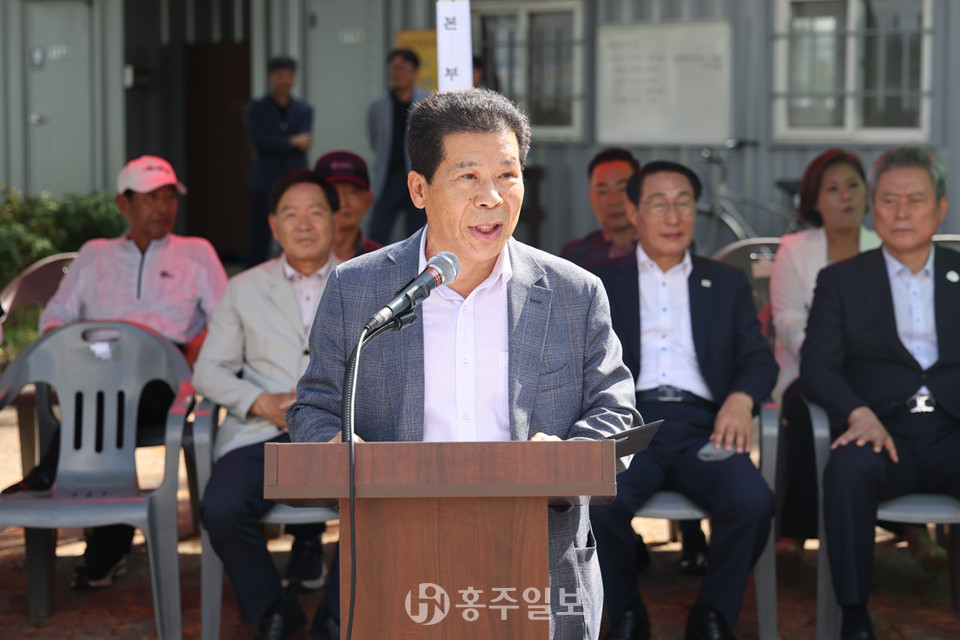 김민겸 홍성신용협동조합 이사장이 축사를 통해 대회에 참석한 동호회원들과 내·외빈에게 감사인사를 전하고 있다.
