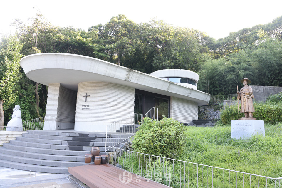 다락골 최경환 성인·최양업 신부 생가터 새터성지의 최양업 신부 탄생기념 경당.