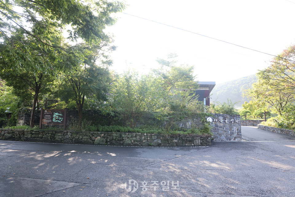 청양 화성의 다락골 줄무덤 성지.