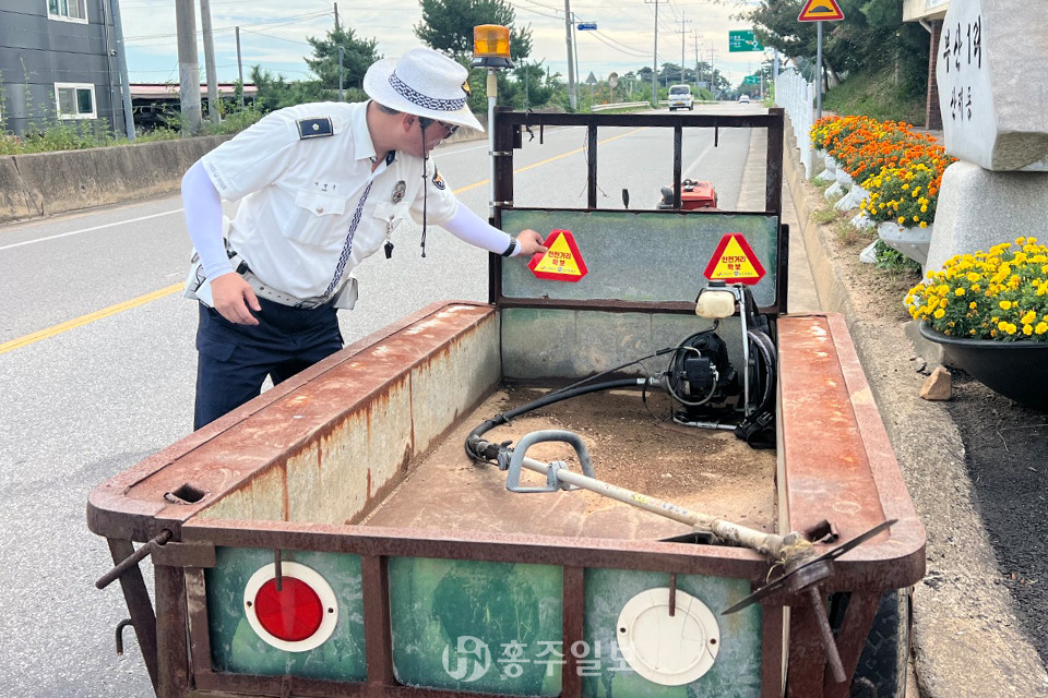 가을 농번기·행락철 농기계 교통사고 예방을 위해 농기계 후면에 야광 반사판을 부착하고 있다.