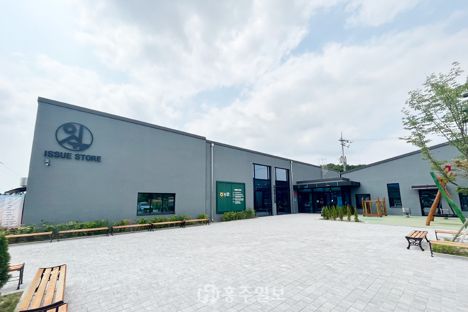 잇슈창고 전경.