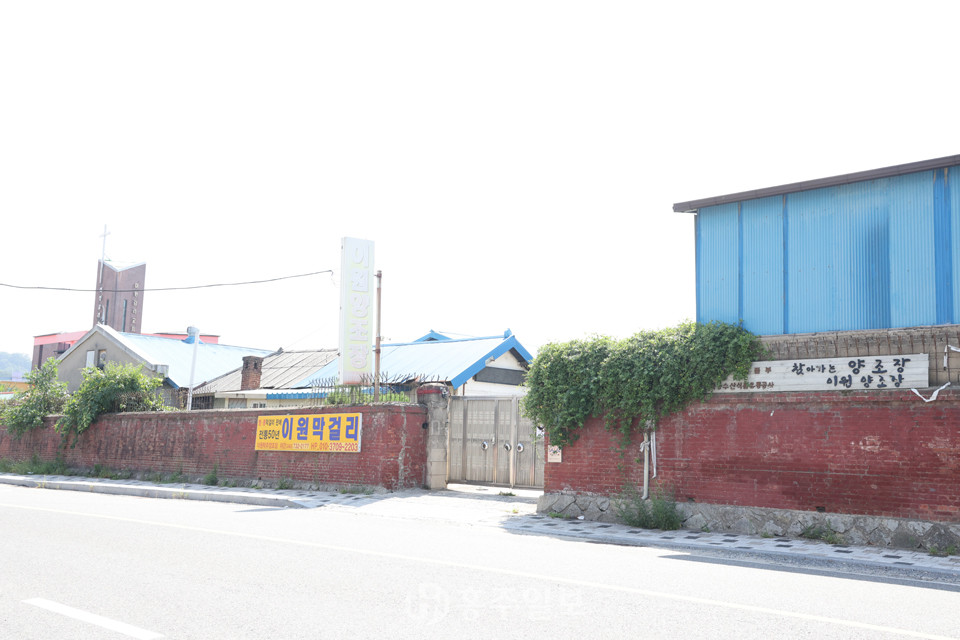 충북 옥천군 이원면에 있는 이원양조장은 1930년대 금강변에서 시작해 4대째 100년 세월을 잇고 있다.