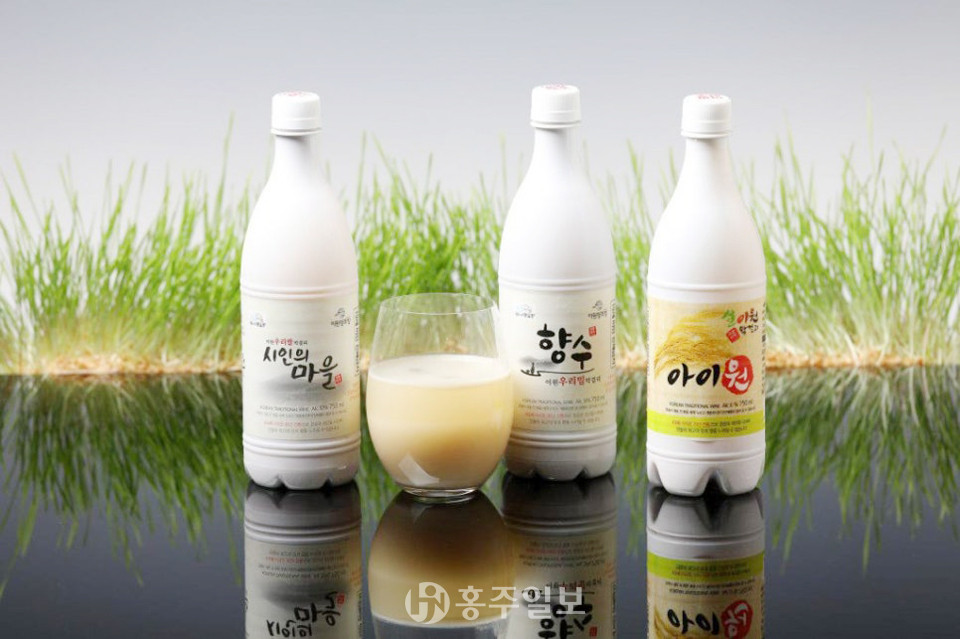 옥천 이원양조장에서 우리쌀 100%로 빚는 ‘시인의 마을’과 우리밀 100%로 빚는 ‘향수’막걸리, 쌀과 밀가루를 혼합해 빚는 ‘아이원 생막걸리’.