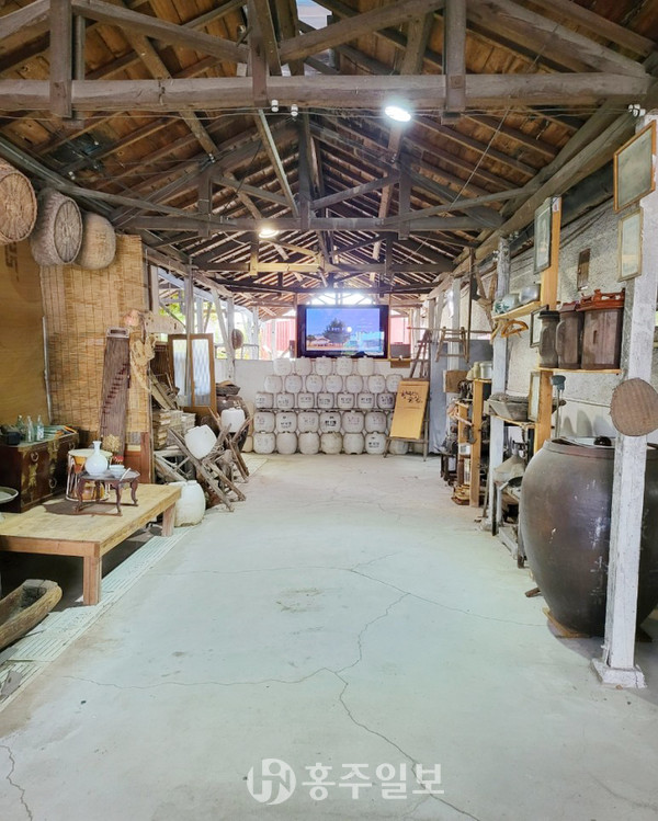 옛 물건이 전시돼 있는 전시공간.