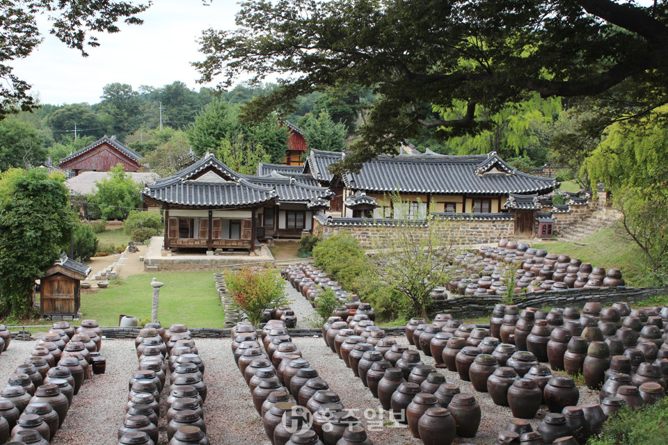 논산 동학농민혁명때 적선덕에 소실위기 넘긴  명재윤증고택.
