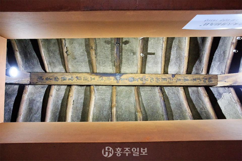 양촌양조장의 대들보에 적혀있는‘소화 6년 신미 6월 초9일(昭和六年辛未六月初九日)’ 상량문.