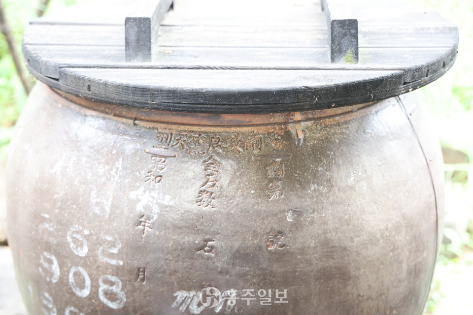 항아리에는 용량과 1969년, 1974년 등의 연도가 표시된 오랜 항아리들이 날짜 등을 새긴 글자가 빼곡하다.