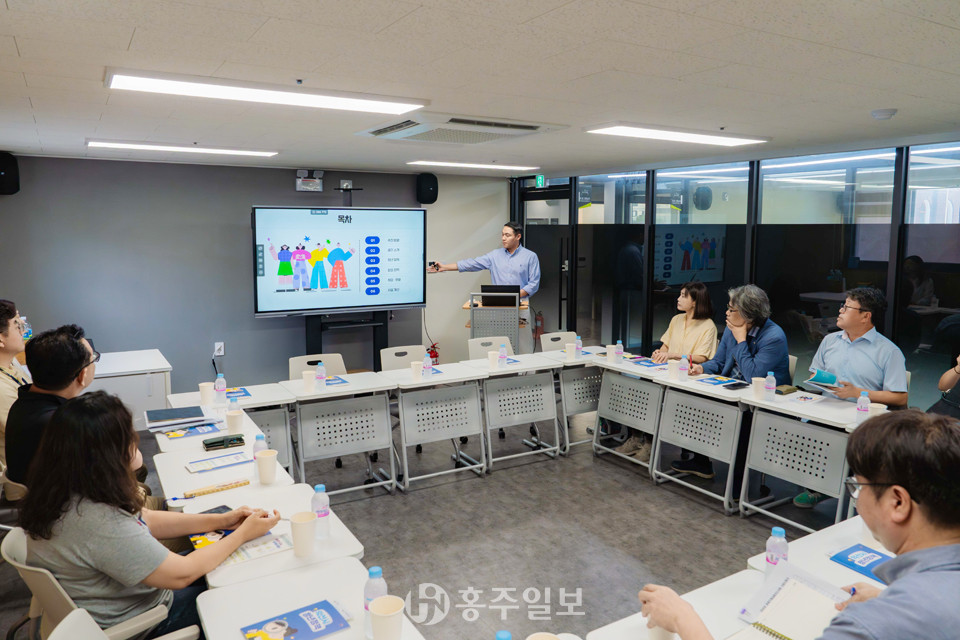 민희수 청년시장이 공동취재단에게 익산시 청년정책을 설명하고 있다.