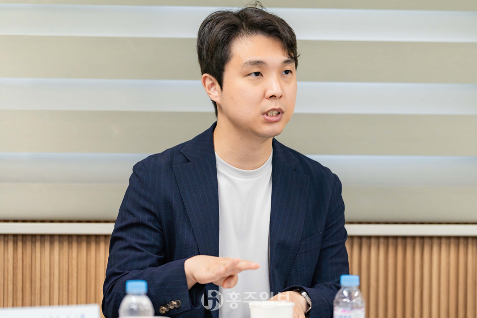 청년시청 창업지원센터에 입주한 기술창업자 남진성(31) 대표.