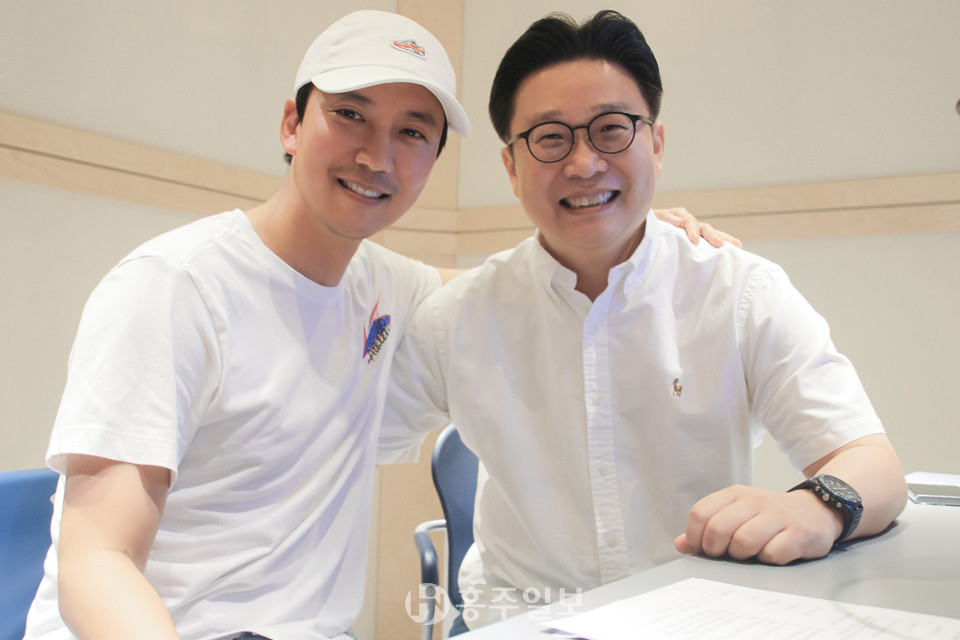 캐나다 밴쿠버 ‘캔남사당 한글문화학교’에 교육 물품을 기증한 배우 김남길과 서경덕 교수.