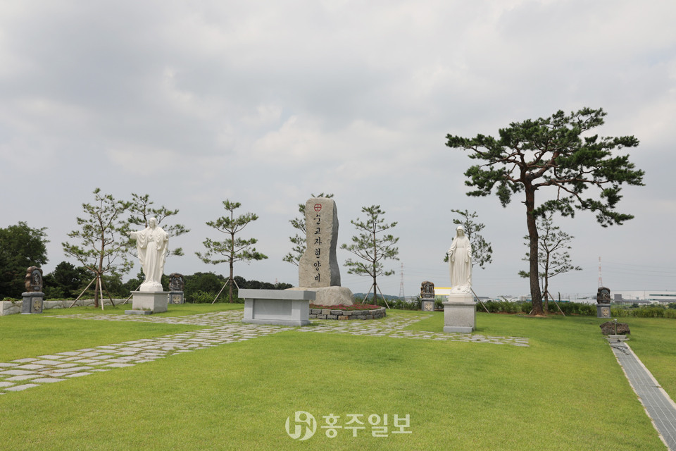 황무실 성지의 순교자 현양비.