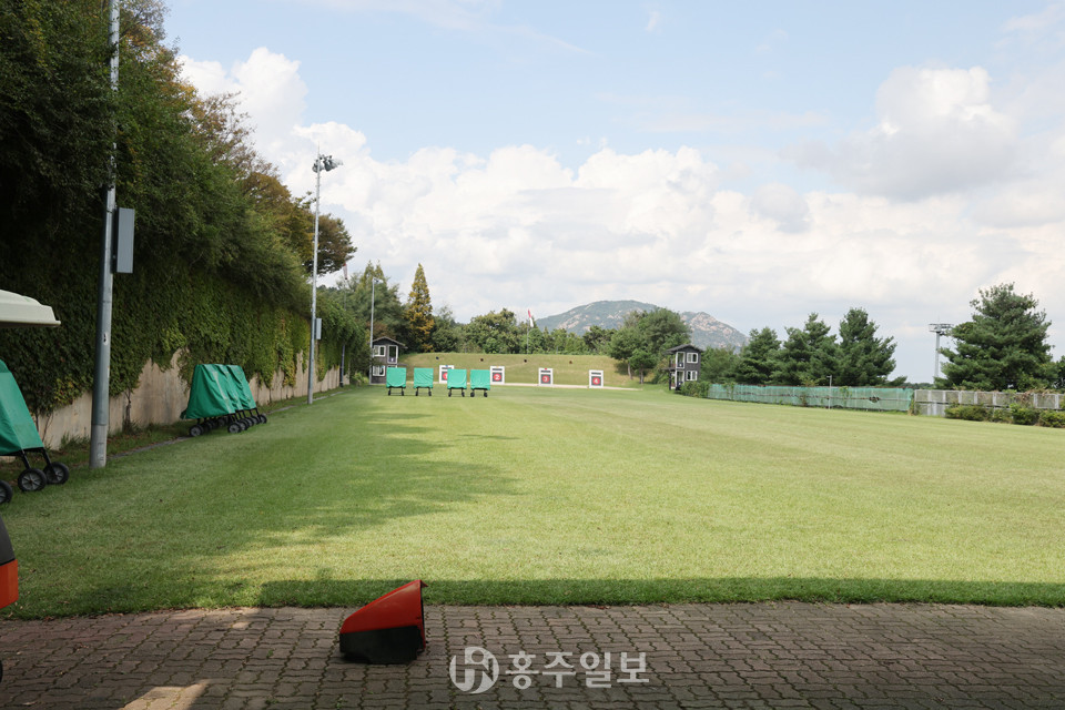 홍성군 양궁선수단이 훈련중인 홍무정으로 궁도선수들과 나눠 사용하고 있다.