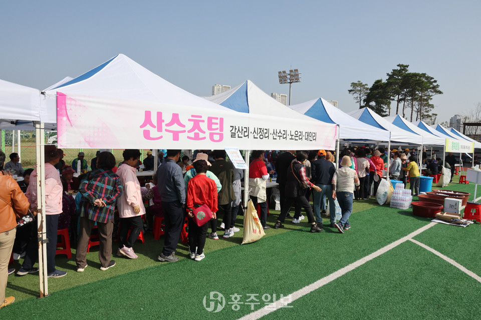 아파트마을 주민들의 불참으로 대비되는 두 지역 천막.