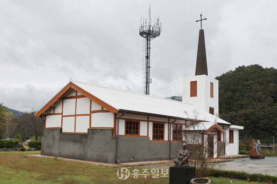 국가등록문화재 제682호 진산성지성당. 작은 사진은 진산성지성당 새 성전 전경.
