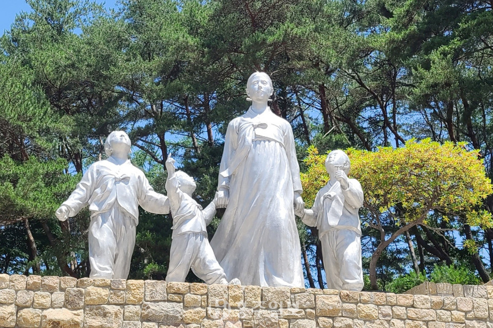 새 진산성지성당의 어머니상. 윤지충·윤지헌 복자의 어머니 안동 권씨가 두 아들과 조카 권상연 복자의 손을 잡고 있는 모습 형상화.