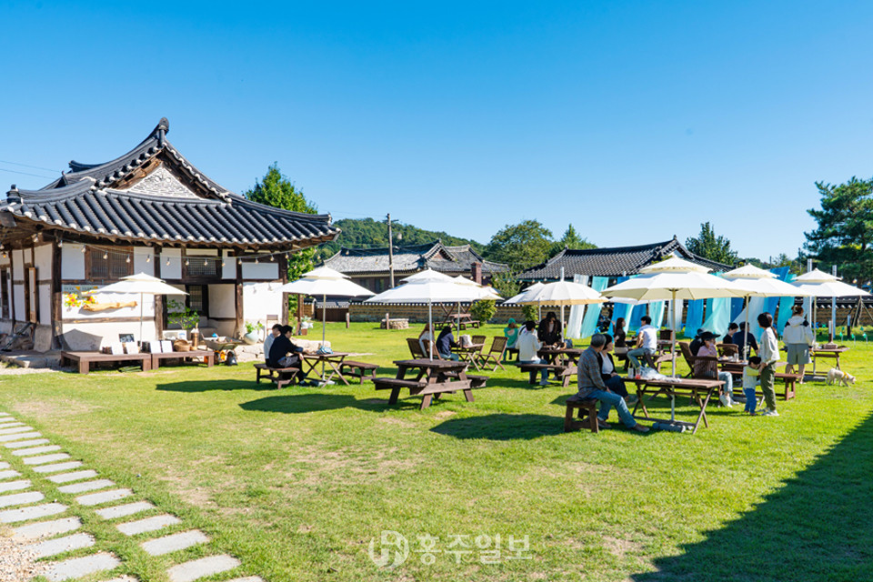 200년 된 고택을 리모델링 한 한옥카페 화수원 전경.