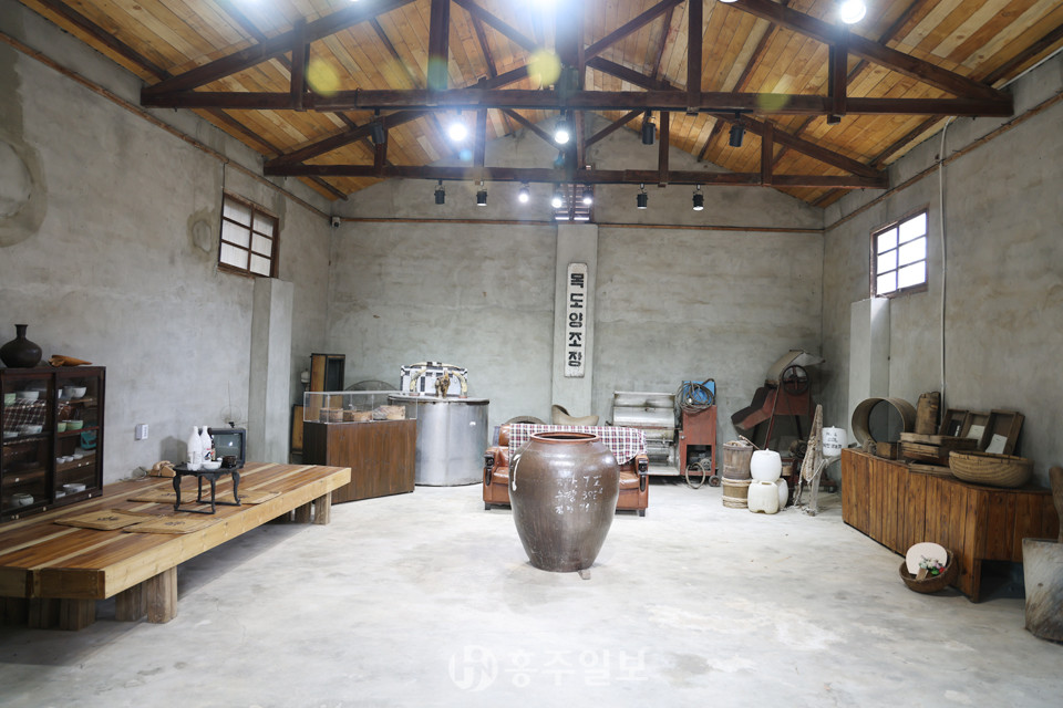 충북 괴산의 목도양조장 기념관 내부 전경.