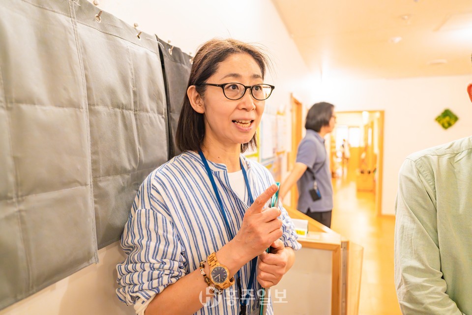 도시마구청 내 ‘글로벌키즈 히가시이케부쿠로’ 미나미 원장이 공동취재단에게 유아원에 대해 설명하고 있다.