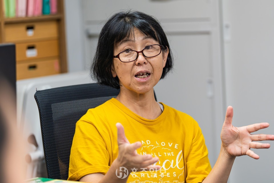 구리바야시 치에코 이사장이 공동취재단에게 비영리법인 ‘도시마 어린이 와쿠와쿠네트워크’에 대해 소개했다.