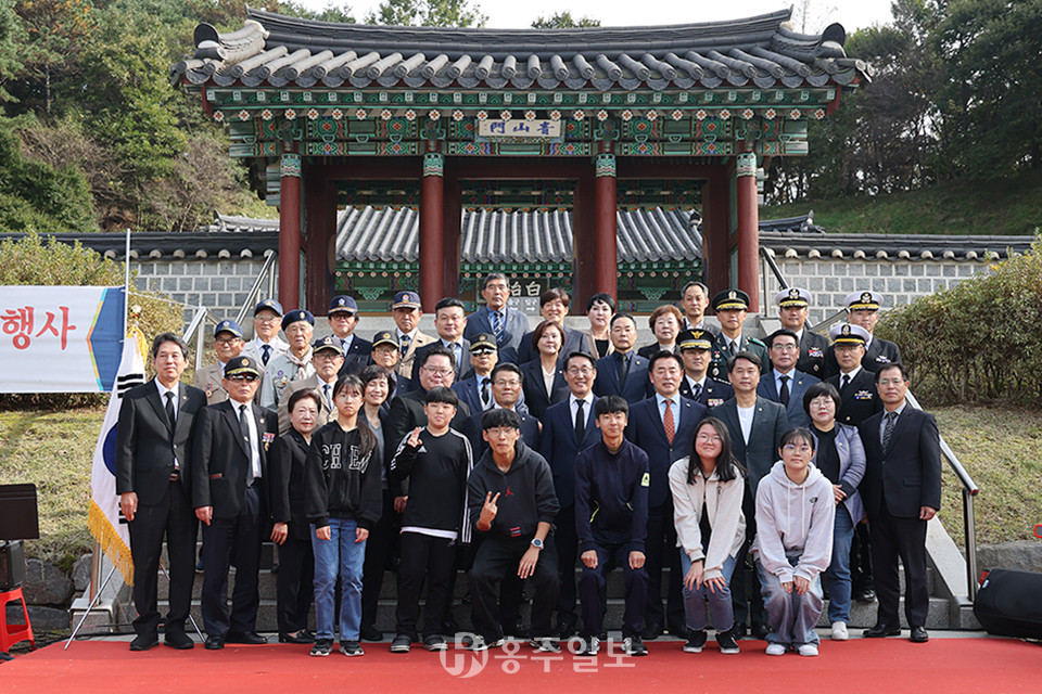 청산리대첩 전승기념행사에 참여한 학생들과 내빈들이 기념사진을 촬영했다.