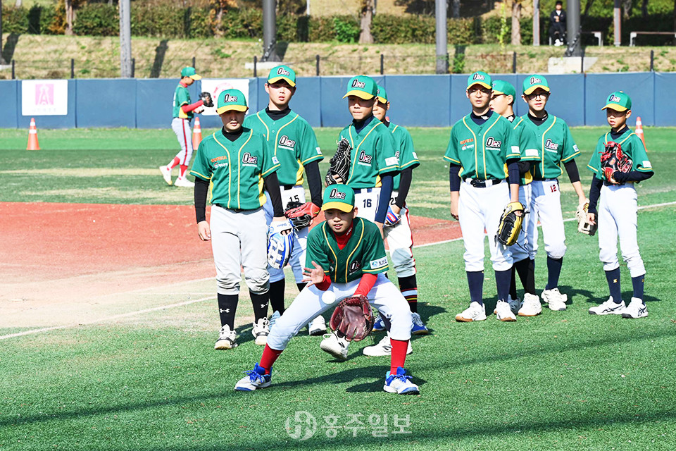 교류전에 참여한 선수들이 수비 연습을 하고 있는 모습.