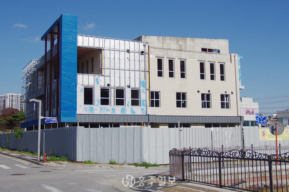 시공사의 재정 악화로 충남홍성지역자활센터 건립 공사가 중단된 지 1년이 훌쩍 넘어갔다.