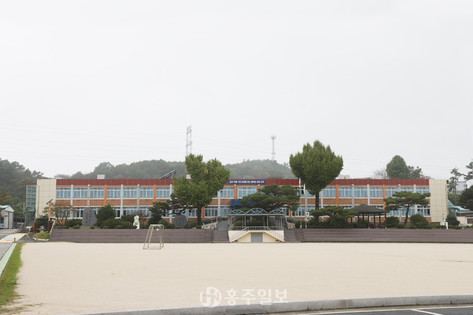 금산 제원기포지. 원래 제원역 터였으나 현재는 제원초등학교가 자리하고 있다.