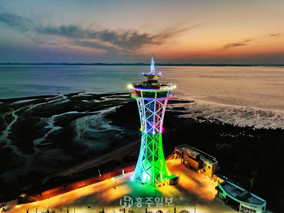 홍성스카이타워 야간 전경.