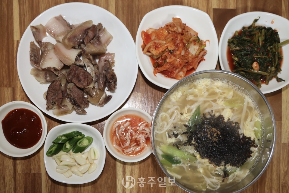 현미집 머리 고기와 칼국수.