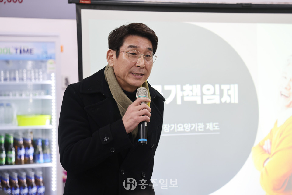 사회복지법인 장수원 곽정욱 원장은 군의 사업 중단 입장 발표 사실에 크게 실망하며, 지난 17일  사업을 찬성하는 지역주민을 중심으로 추진위원회를 구성하고, 시설 건립을 찬성하는 서명운동도 4000여 명을 넘어섰다.