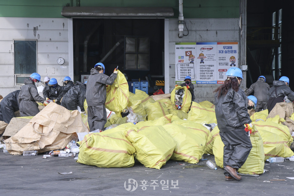현장 근무자의 업무 모습
