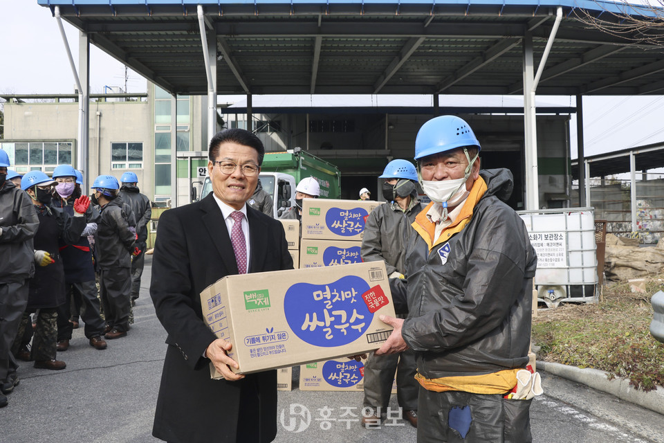 김덕배 홍성군의회 의장이 현장 근무자에게 물품을 전달하고 있다