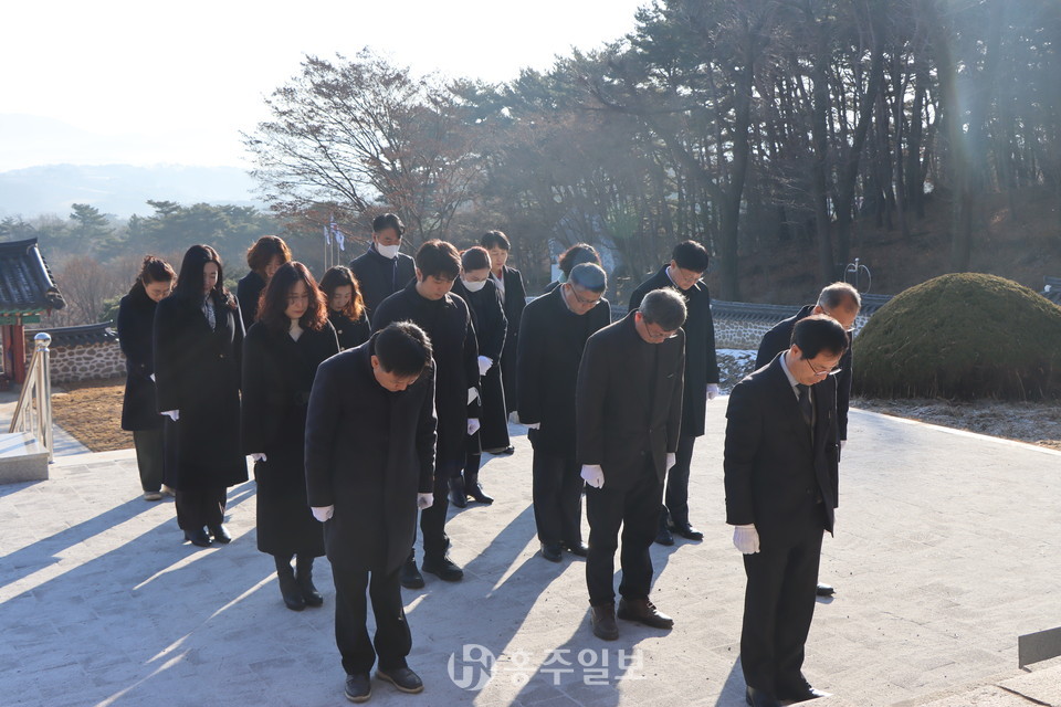 임광섭 홍성교육장과 간부 공무원들이 충령사에서 묵념을 하고 있다.