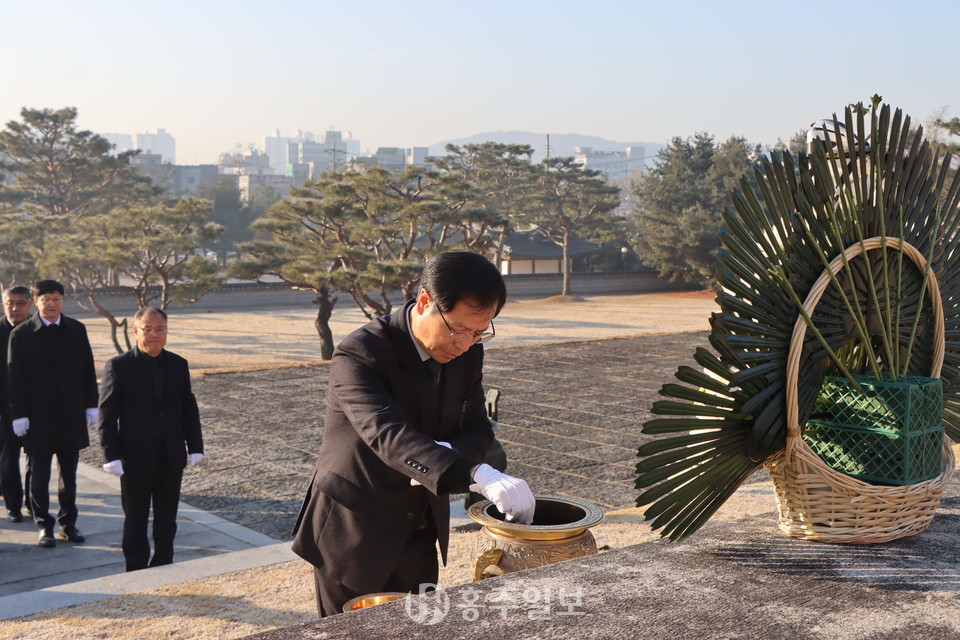 임광섭 홍성교육장이 홍주 의사총에서 분향을 하며 순국 선혈의 넋을 기리고 있다.