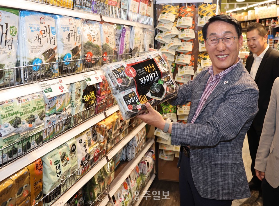 지난해 미국(뉴욕) 방문 당시, 이용록 군수가 '광천 김'을 들고 환하게 웃고 있다.