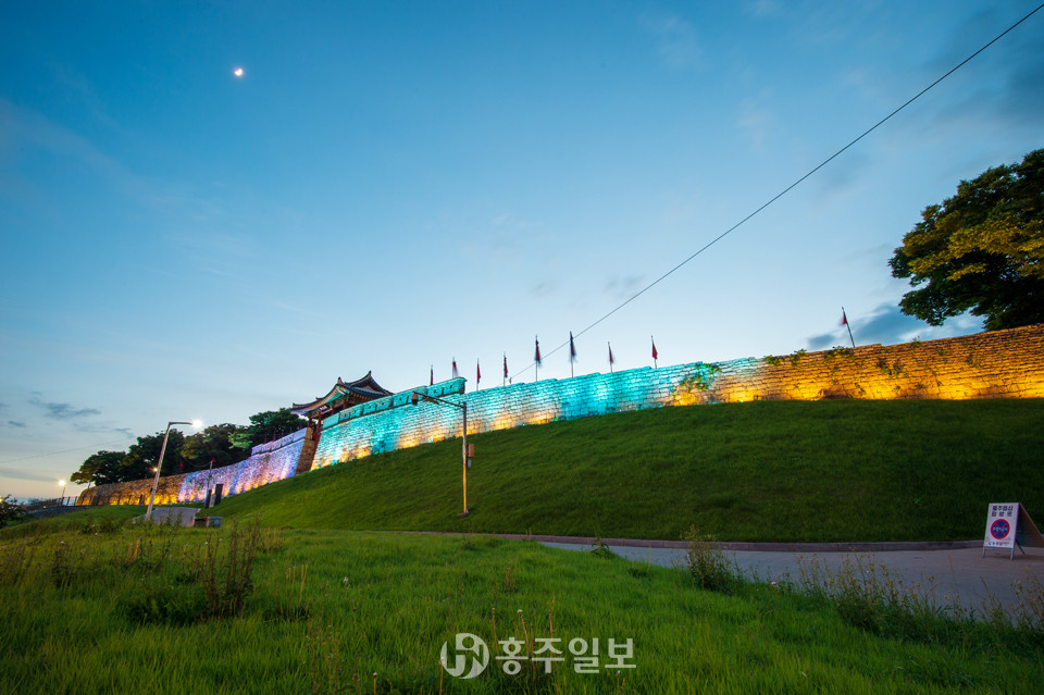 야간 조명이 밝혀진 홍주읍성 일원의 모습.<br>