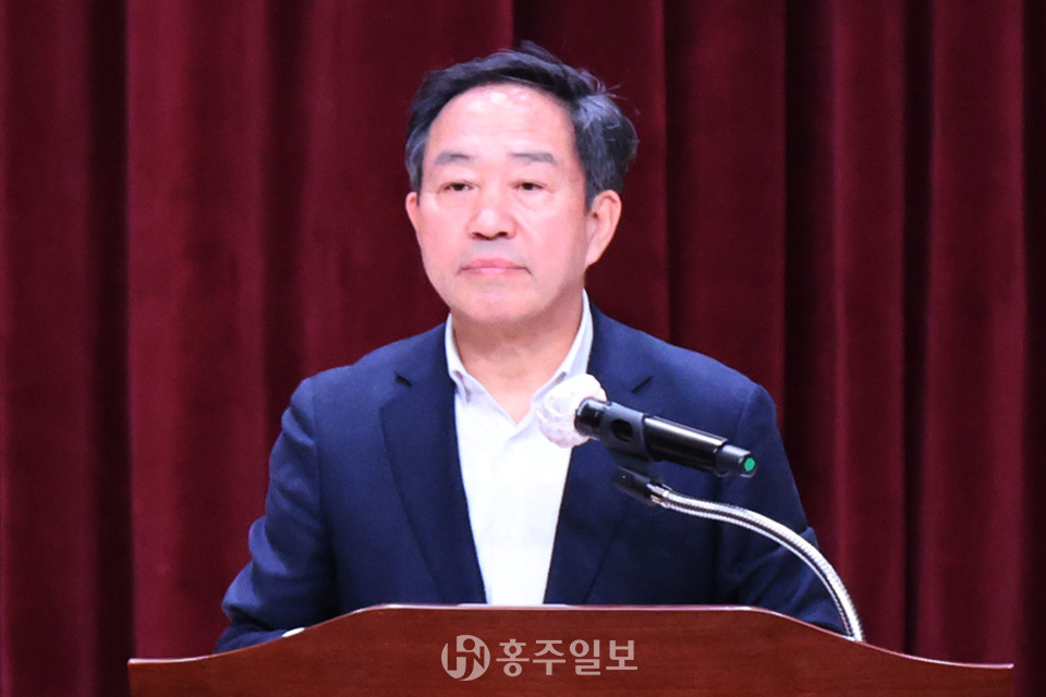 강승규 국회의원이 의정보고회에 앞서 아수라장이 된 행사장 뒤편을 바라보고 있다.