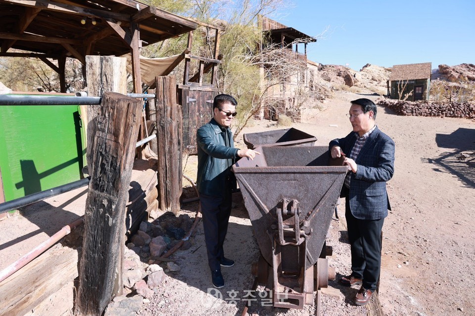 김덕배 의장(왼쪽)과 이용록 군수(오른쪽).