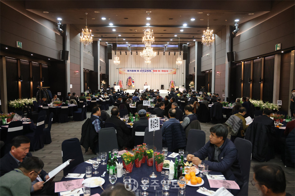 재경 출향 동문과 재향 동문 300여 명이 함께한 가운데 열린 정기총회 및 회장 이·취임식 행사장.