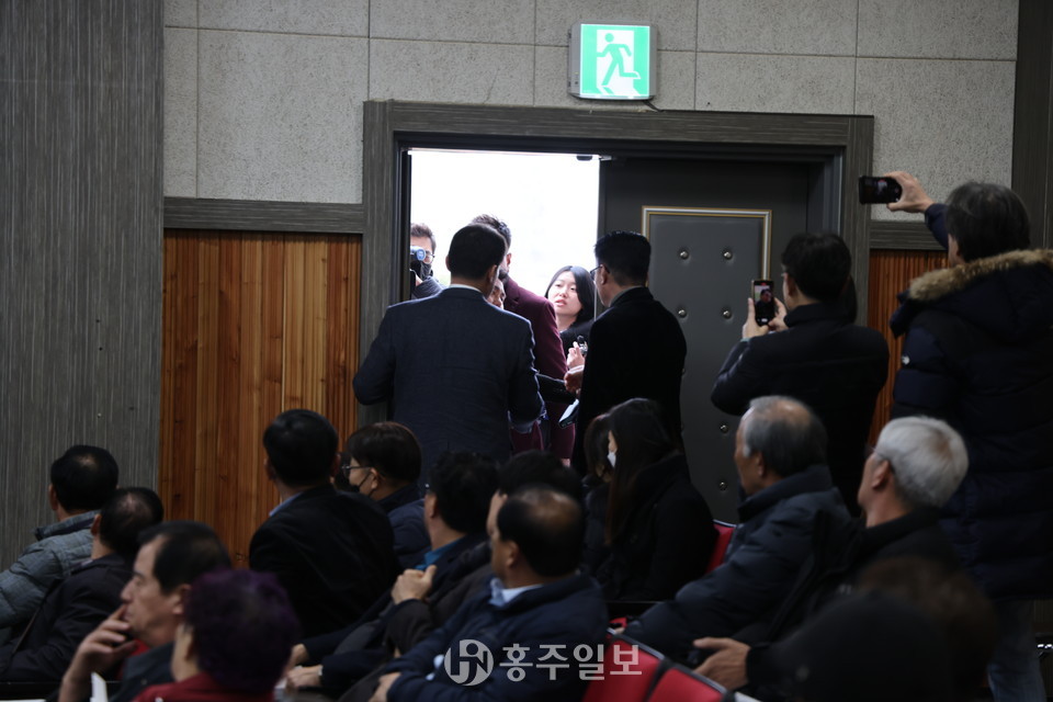 강승규 국회의원 측 관계자가 MBC 취재진의 행사장 출입을 막고 있다.