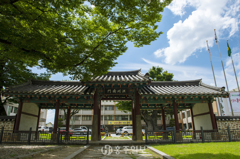 홍성군청 앞 홍주아문 전경.