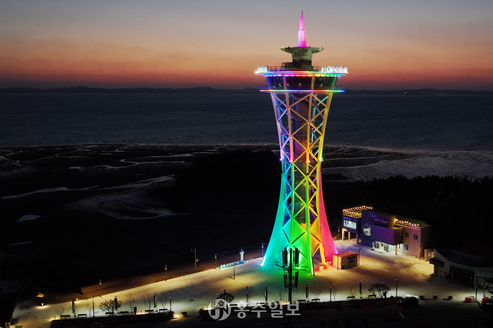 지난달 개장한 홍성스카이타워 야간 전경.