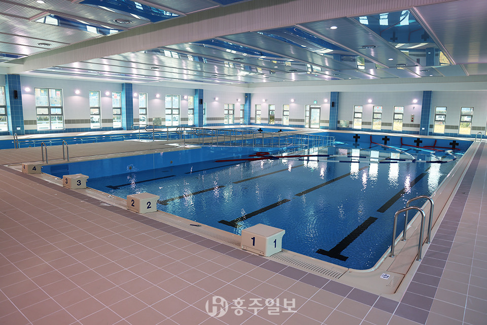 홍성반다비수영장 내부 전경.