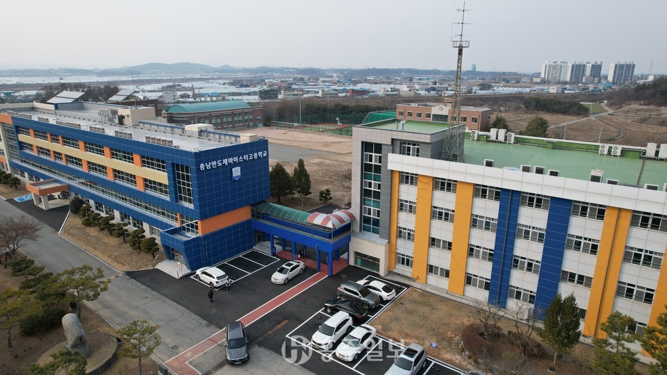 충남반도체마이스터고등학교 전경.