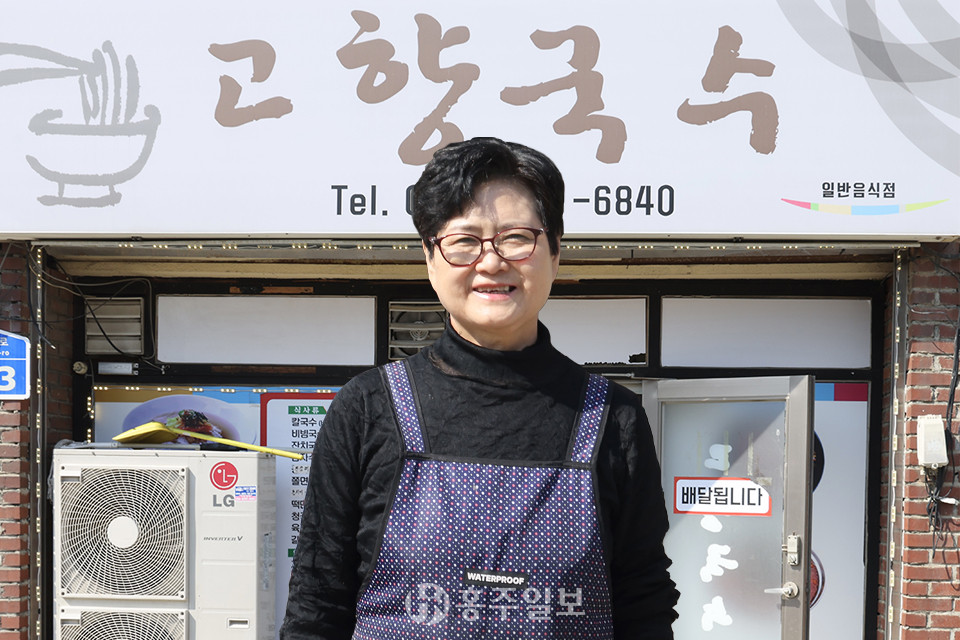 고향국수 김경숙 대표가 환하게 웃고 있다.