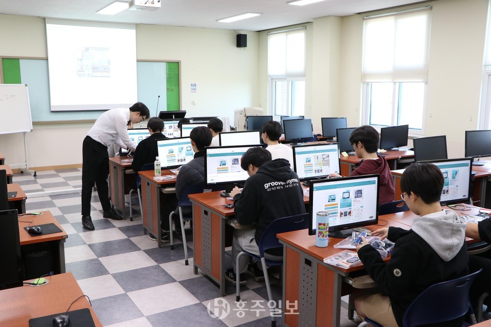 중학생 대상 전기전자회로 진로체험을 실시 중이다.