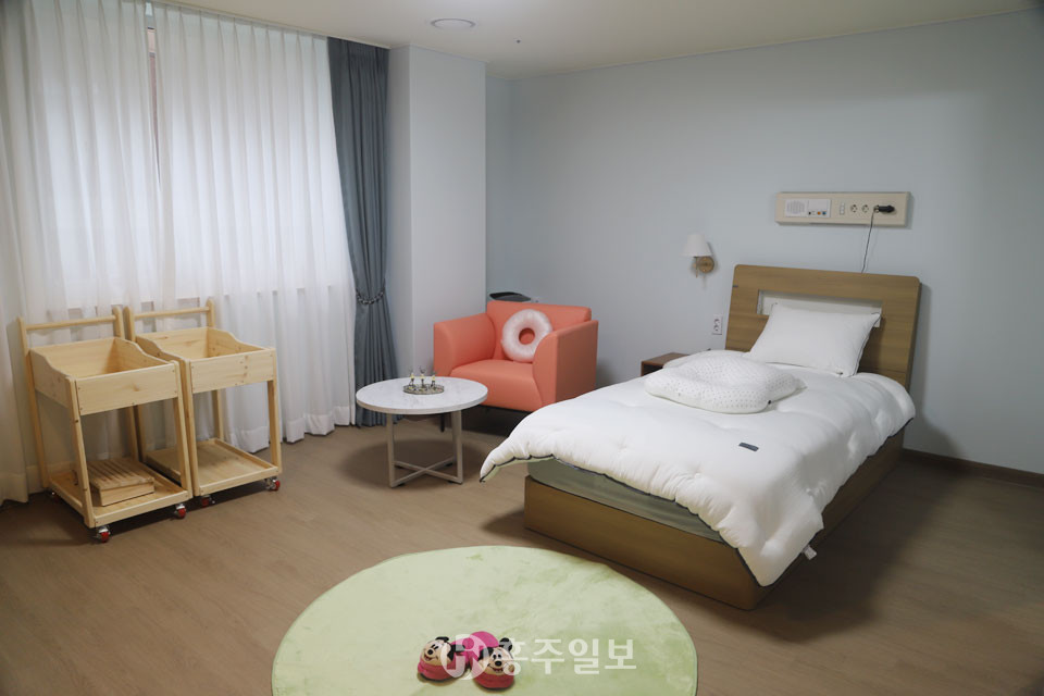 충남홍성공공산후조리원 내부 전경. 산모가 편하게 지낼 수 있도록 조성됐다.
