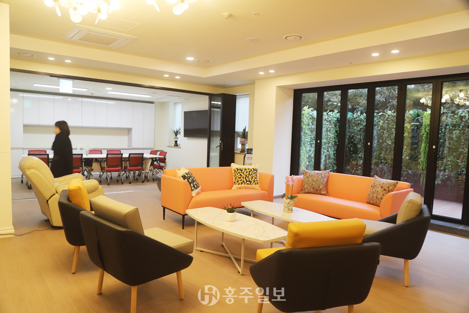 충남홍성공공산후조리원 공용 공간. 산모에게 쾌적한 환경을 제공한다.<br>