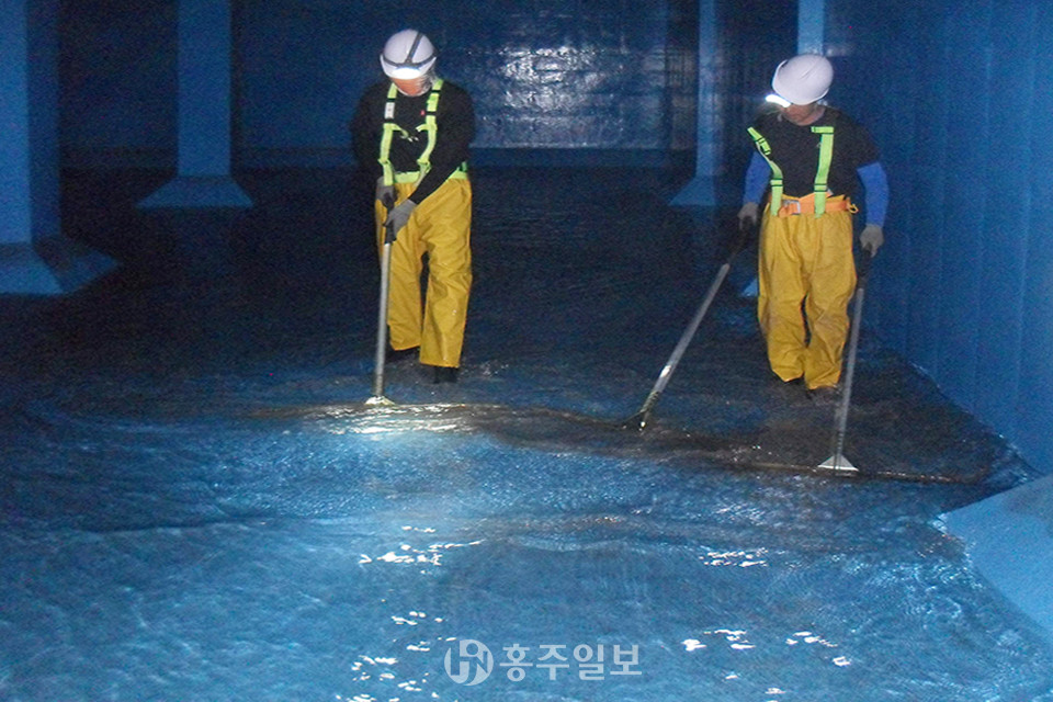 정수를 저장한 후 수돗물로 공급하는 배수지를 청소하고 있는 모습.